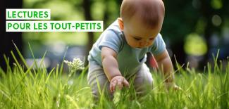 Un bébé à quatre pattes dans l'herbe