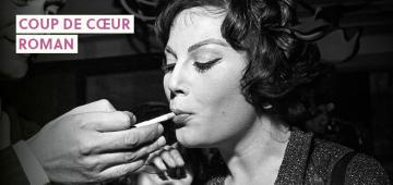 femme allumant une cigarette