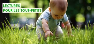 Un bébé à quatre pattes dans l'herbe